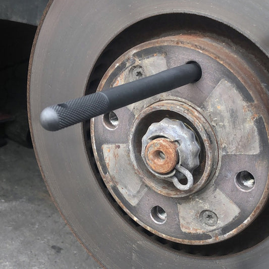 Alignment pin guide tool inserted on wheel hub for wheel bearing setup