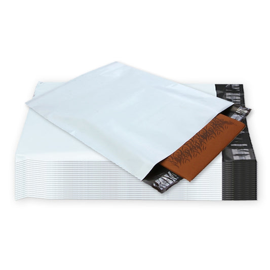 White mailing bags, 25 x 35 cm, air-cushion style, stacked for shipping