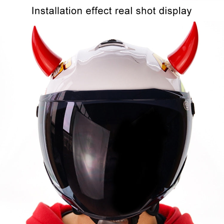 Red devil horn suction decorations mounted on a full-face motorcycle helmet