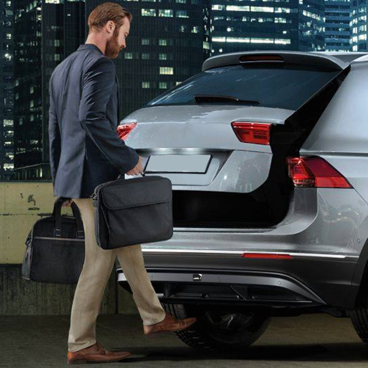 Smart trunk opener in use: kick-activated trunk opening on a car