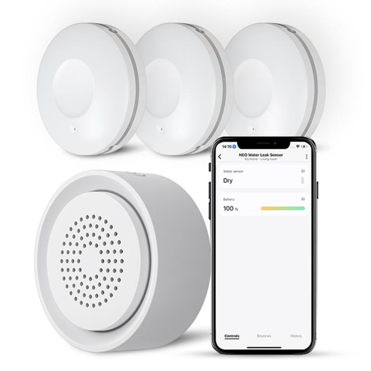 WiFi smart water leak alarm kit: three white round alarms and phone app status screen