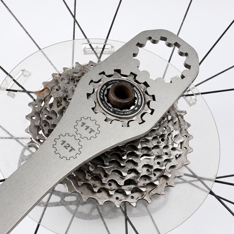 Bicycle cassette freewheel sprocket tool with large toothed steel disc