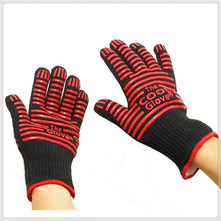 Heat-resistant BBQ gloves with red striped knuckle grips and black knit back