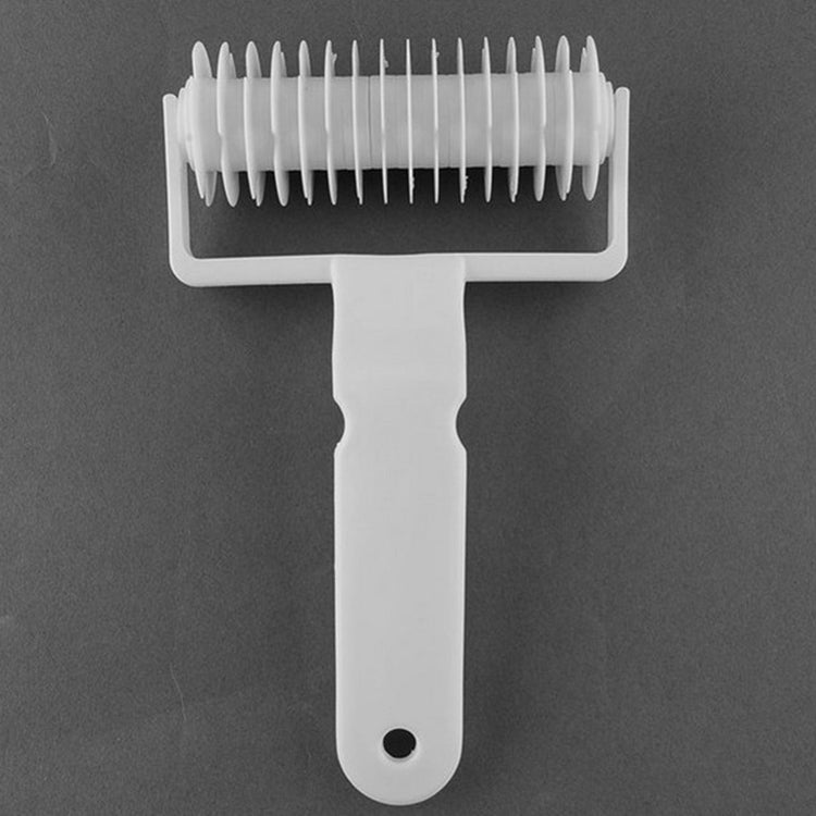 White plastic noodle netting roller cutter with long handle and comb wheel