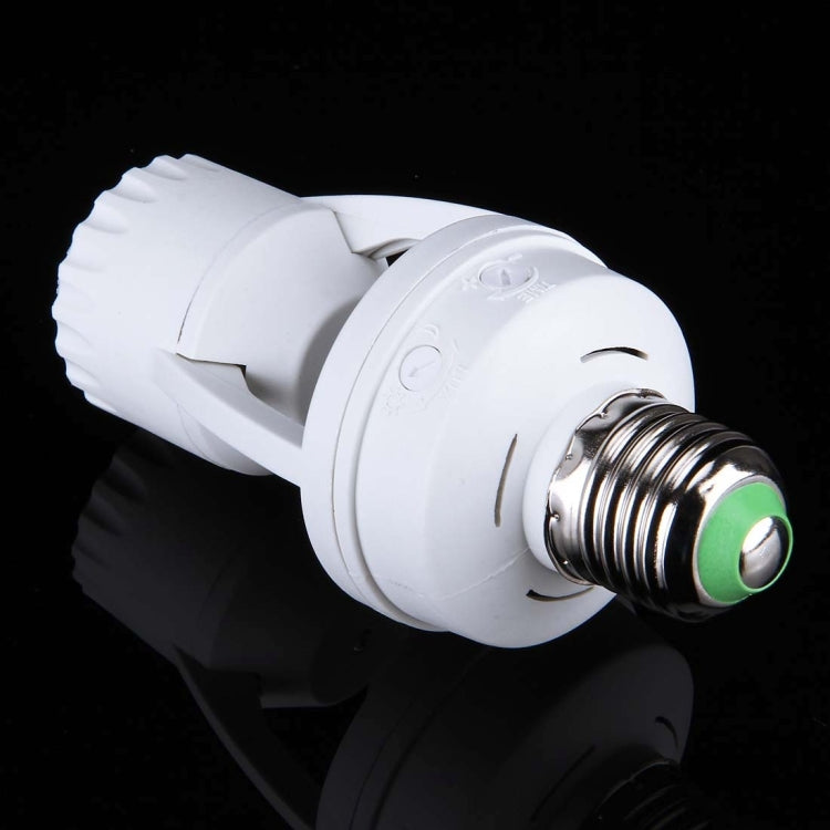 White PIR motion sensor lamp holder with green LED lens indicator on E27 base