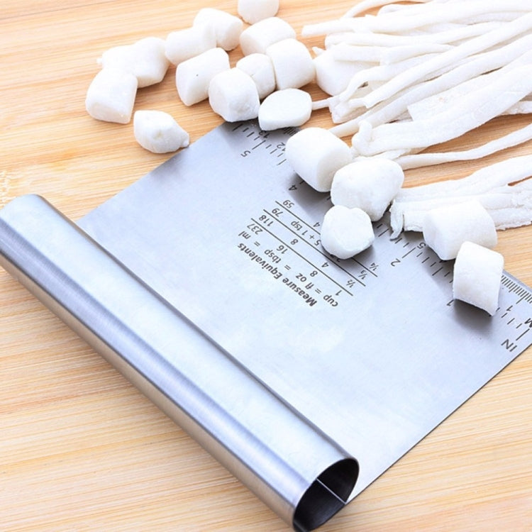 Stainless steel noodle cutter roller with measuring scale base and edge