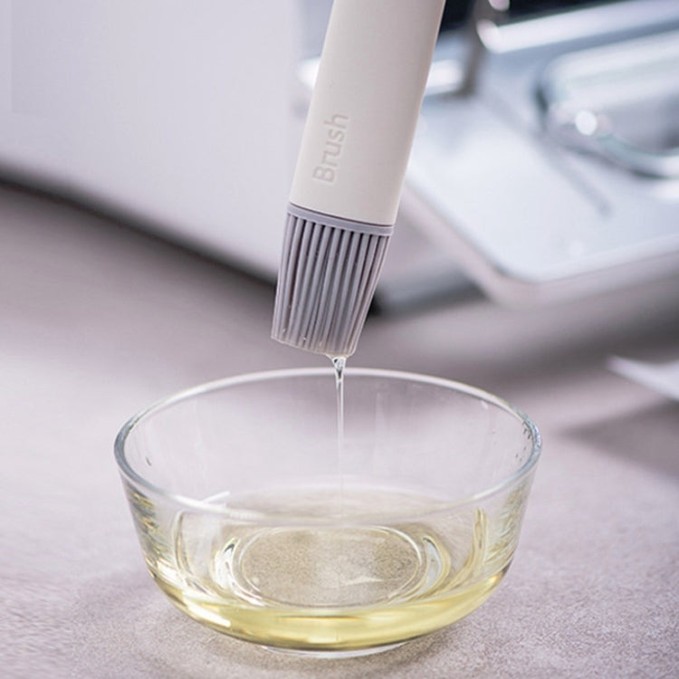 Silicone oil brush dripping oil from the bristle head