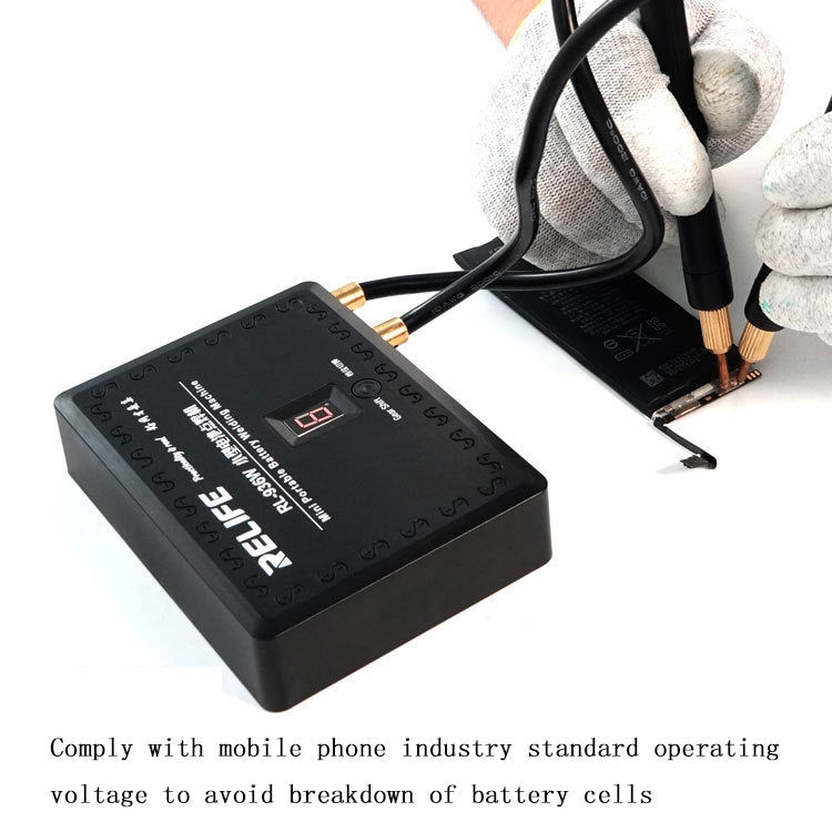 Battery spot welding machine with welding pen applying tips to a circuit board