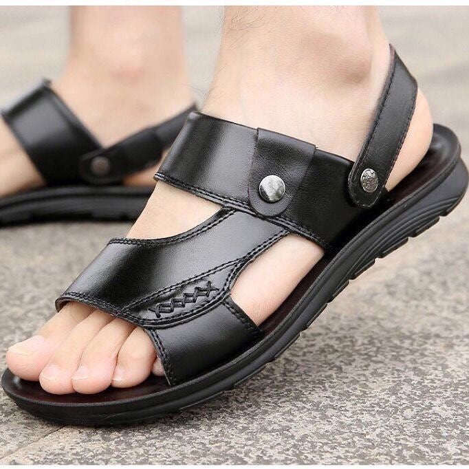 Black men's sandals with adjustable-look straps and embossed stitching, non-slip sole