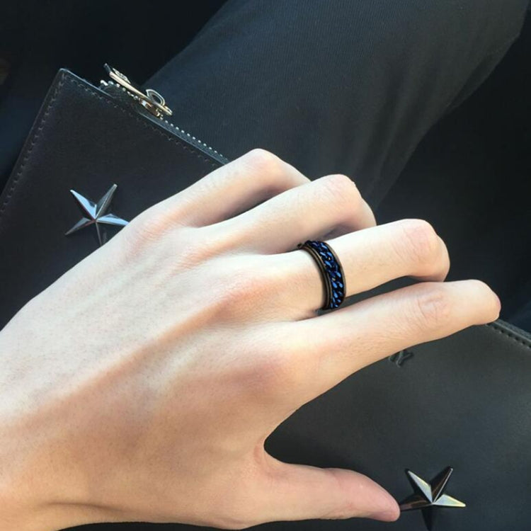 Men's turnable chain ring on finger, black band with blue chain accent
