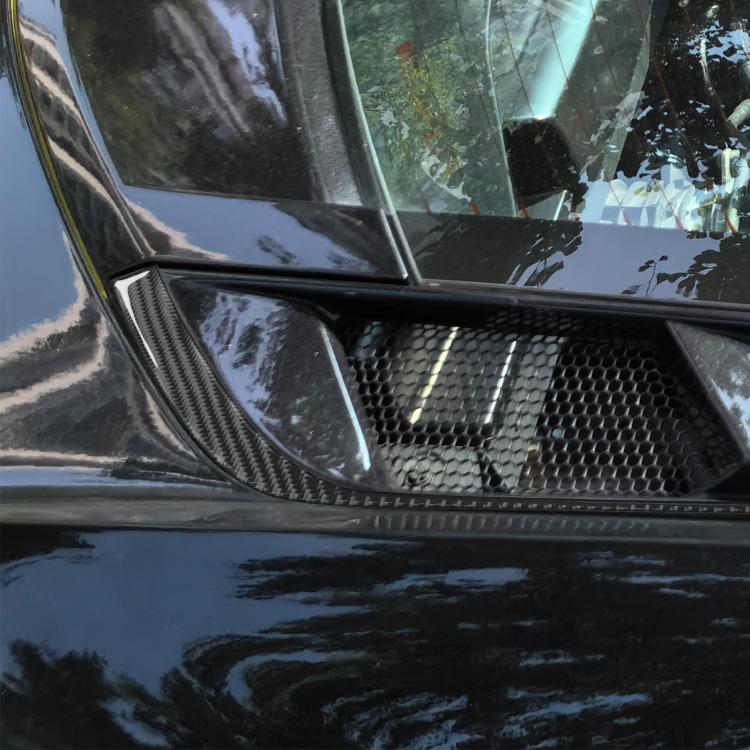Carbon-fiber style vent grille insert with diamond mesh pattern