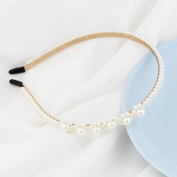 White pearl headband with double strand at the bottom and black grip ends