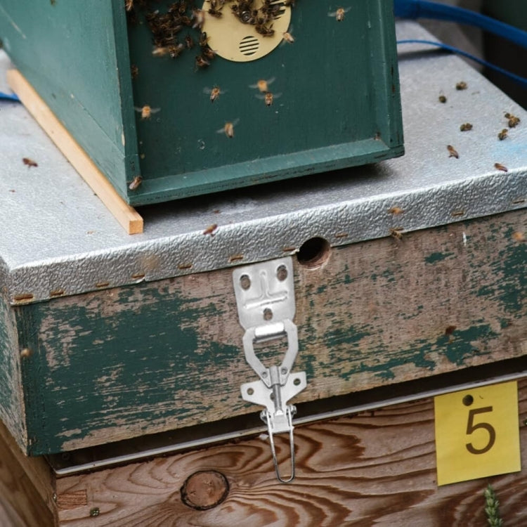 Hive box anti-theft latch fastener mounted on beehive entrance edge