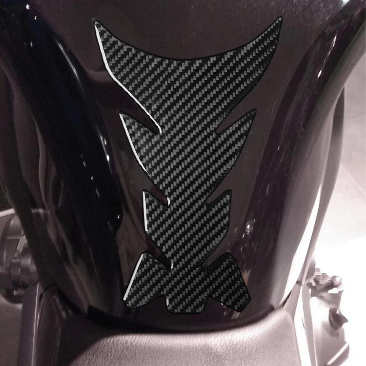 Kawasaki Z900 fuel tank decor sticker, carbon-fiber arrow decal close-up
