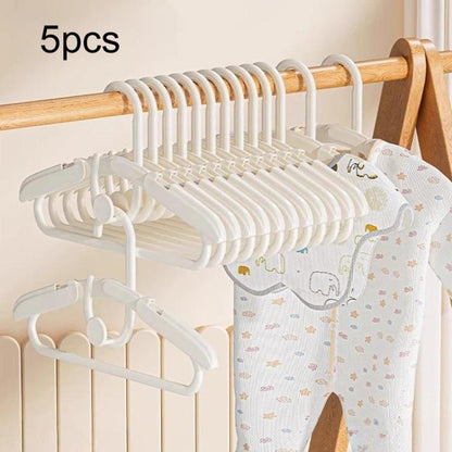 Kids retractable anti-slip hangers with curved hook, white frame, 5-pack, stackable design.
