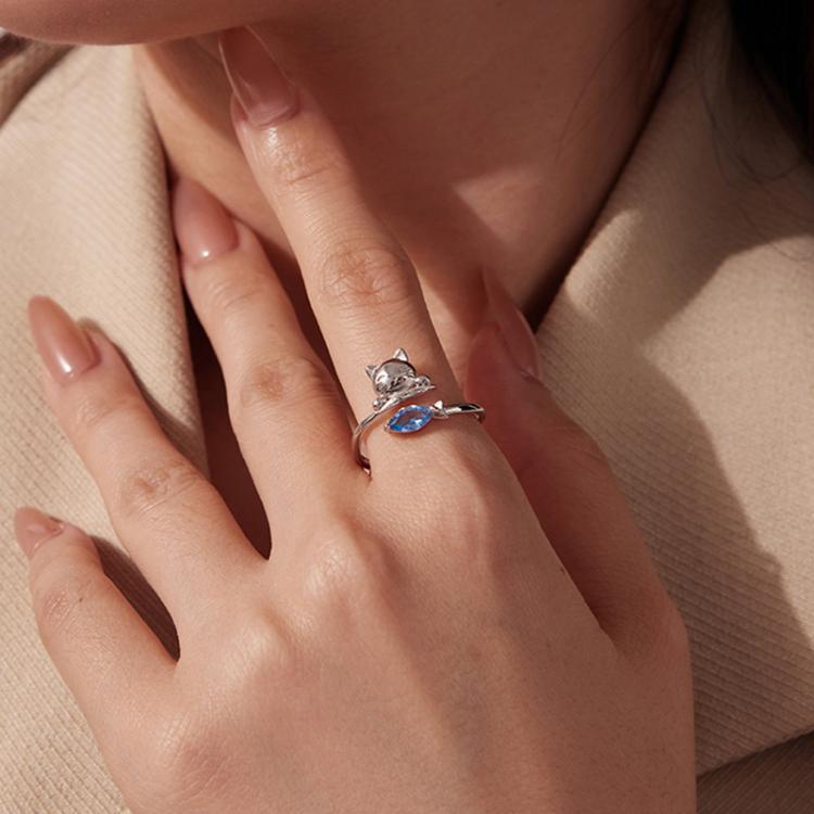 Open cat ring with blue teardrop zircon on fingers, silver-tone band