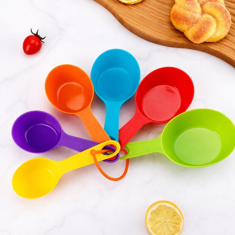 Rainbow plastic measuring spoons with hanging ring, bright multicolor cups
